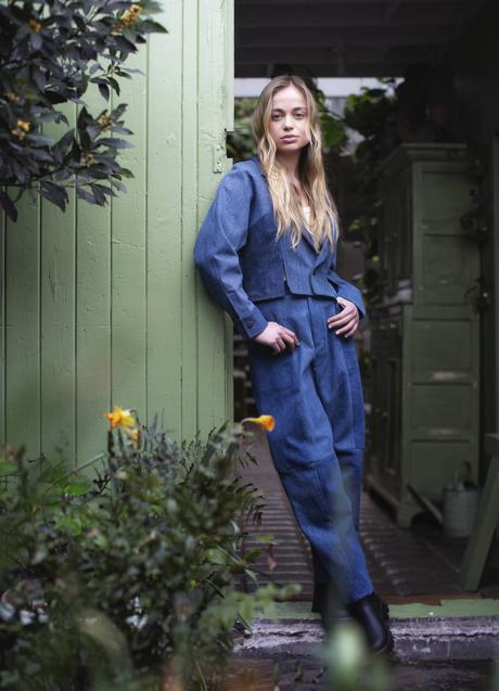 Imagen - Amelia lleva chaqueta y pantalón de ELV Denim, top blanco de Cortefiel y botas de Hunter. Fotografía: Jorge monedero / Estilismo: Sandra Solé.