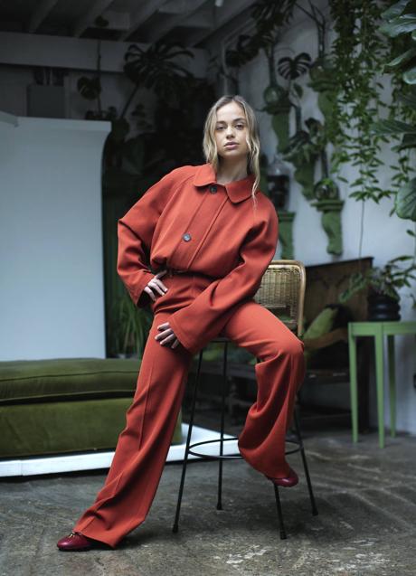 Imagen - Amelia Windsor lleva chaqueta, pantalón, cinturón y zapatos de Tod's. Los pendientes son de Louis Vuitton. Fotografía: Jorge monedero / Estilismo: Sandra Solé.