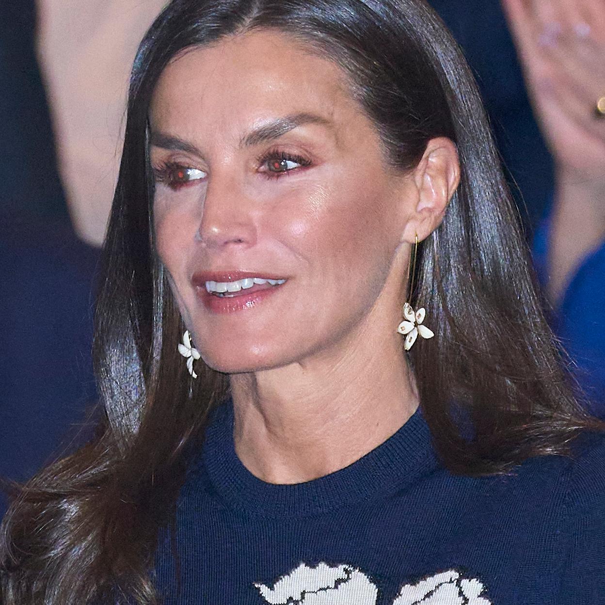 La reina Letizia con unos pendientes en forma de flor.