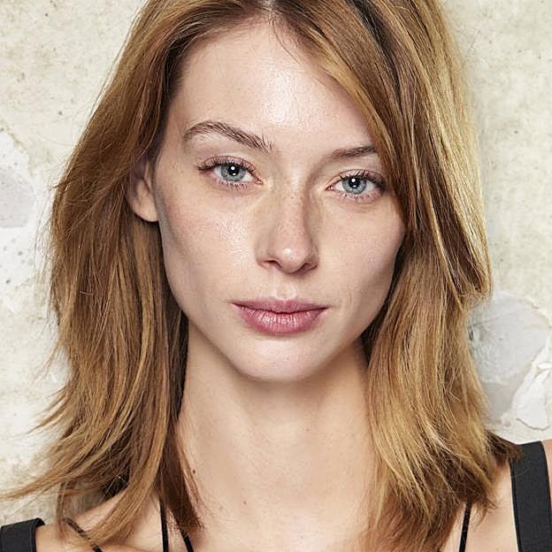 Masaje facial con efecto antiedad: tipos, beneficios y aplicación para frenar las arrugas y reafirmar