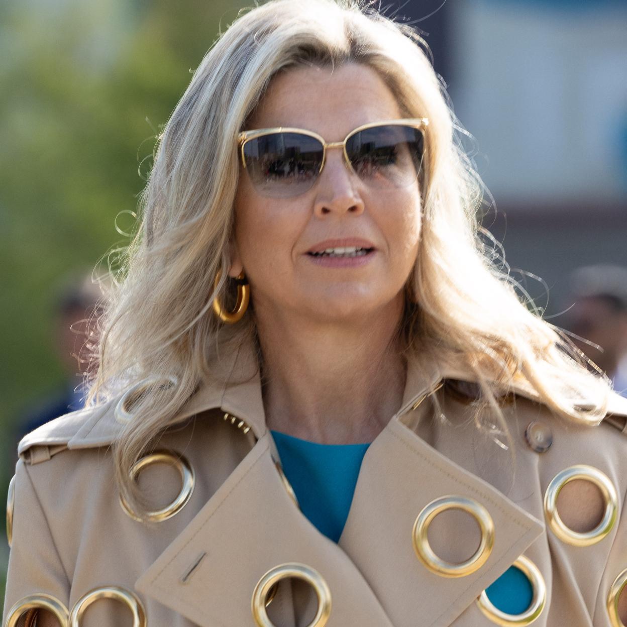 Máxima de Holanda con el abrigo de agujeros.