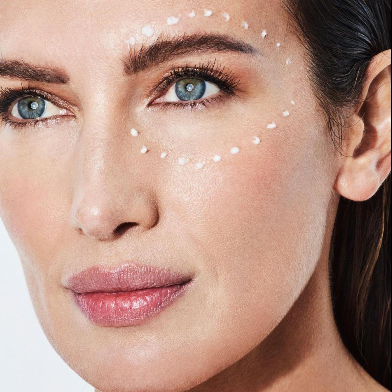 Nieves Añvarez con el contorno de ojos.