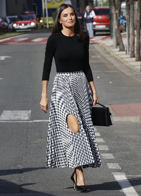 Imagen - La reina Letizia con una falda de H&M con agujero. / GTRES