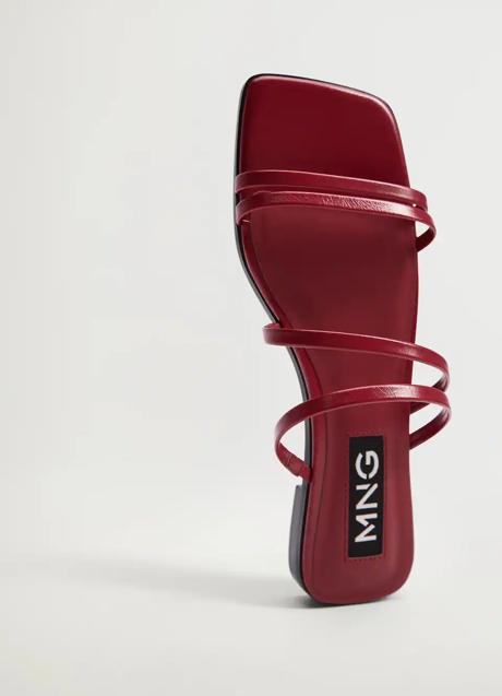 Imagen - Sandalias rojas de tiras, 13,99€.