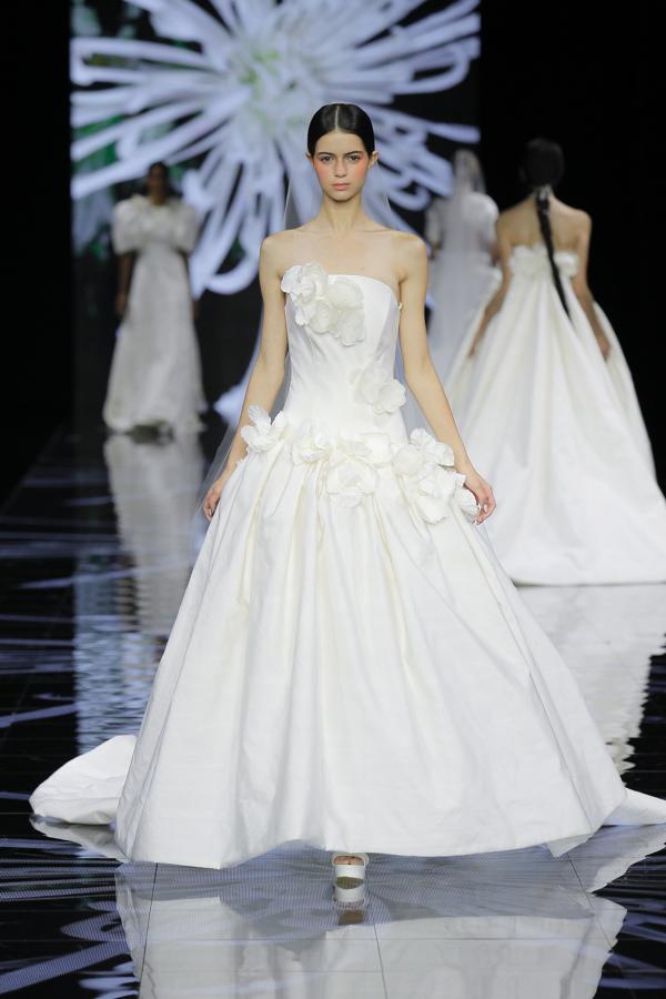 Los tejidos mayormente utilizados han sido el raso, el mikado y todo tipo de patchwork. Todos ellos orquestados de forma espectacular para las novias más especiales.