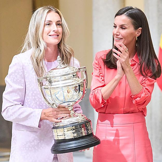 El traje de Mango que puedes llevar con zapatillas o tacones y que triunfa como look de primavera