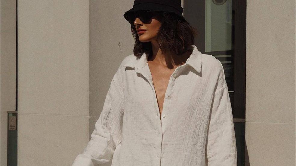 La influencer lleva una camisa de lino