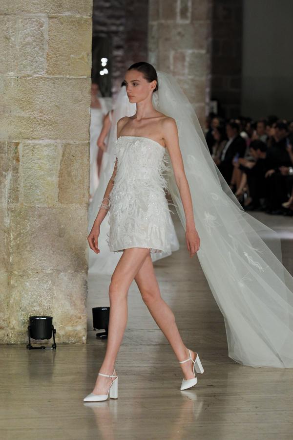 Inspiradas en los reinos en flor del artista japonés Katsushika Hokusai, las propuestas que se vieron sobre la pasarela transportaron al público a un universo imaginado de gracia y serenidad, suspendido en algún lugar entre el cielo y la tierra, invocando una sensación de asombro.