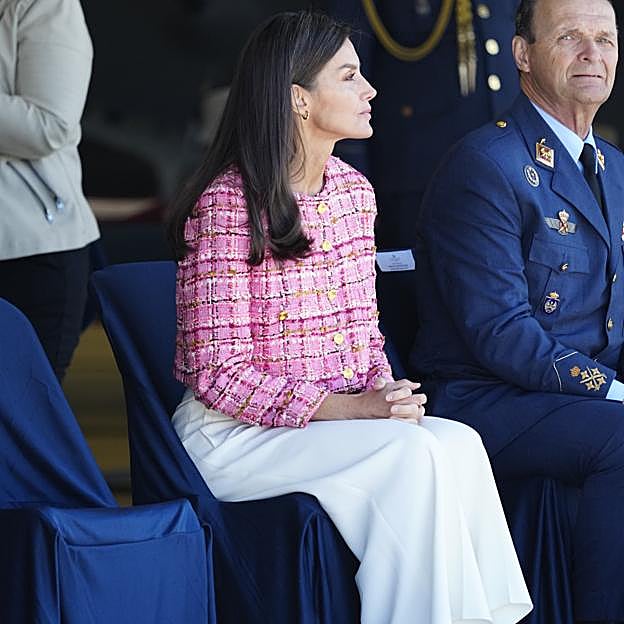 Imagen principal - Los detalles del look de la reina Letizia.