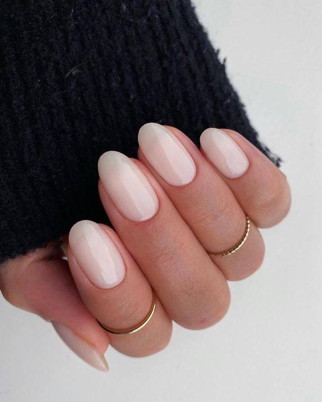 Es la mayor tendencia en uñas de la temporada. Se trata de aplicar un esmalte en un tono blanquecino con acabado semitransparente para obtener ese resultado lechoso que queda muy natural y limpio en las manos.