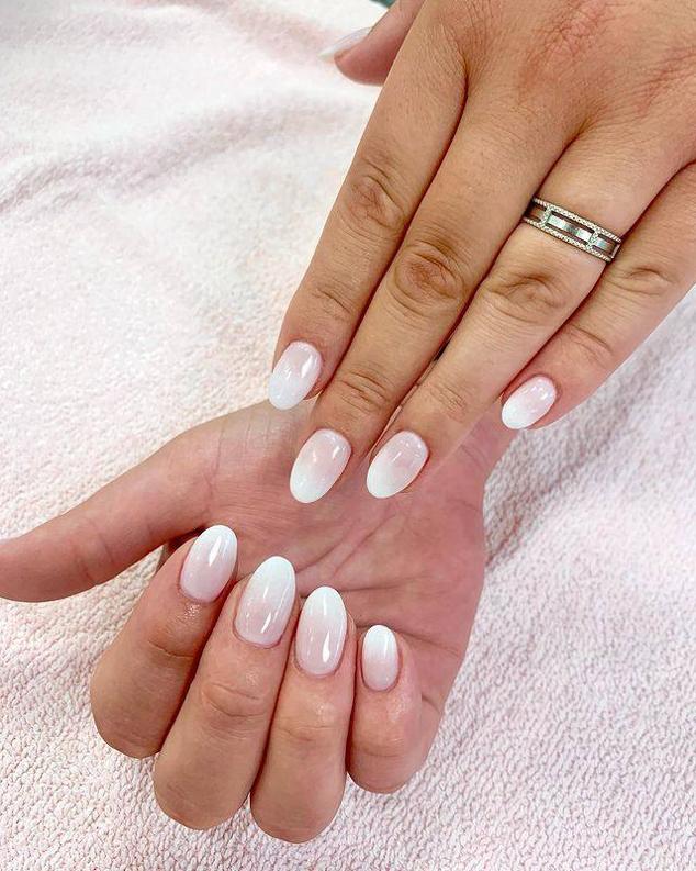 Otra de las modas de uñas más fuertes este año. Es una especie de manicura francesa, solo que con una transición de color degradada entre el blanco de las puntas y el natural de la base.