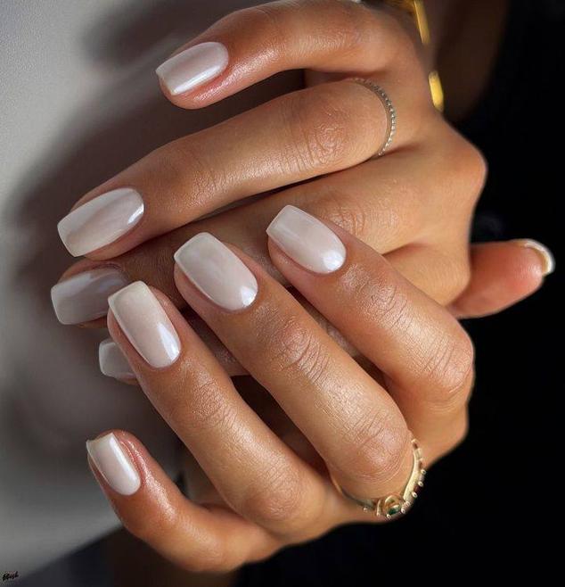Popularizadas por Hailey Bieber, las glazed donut nails son lo más en uñas, pero ha ido evolucionando con muchas variantes. En esta versión mezclaremos ese acabado como glaseado brillante, junto a un esmalte en tonos blanquecinos.
