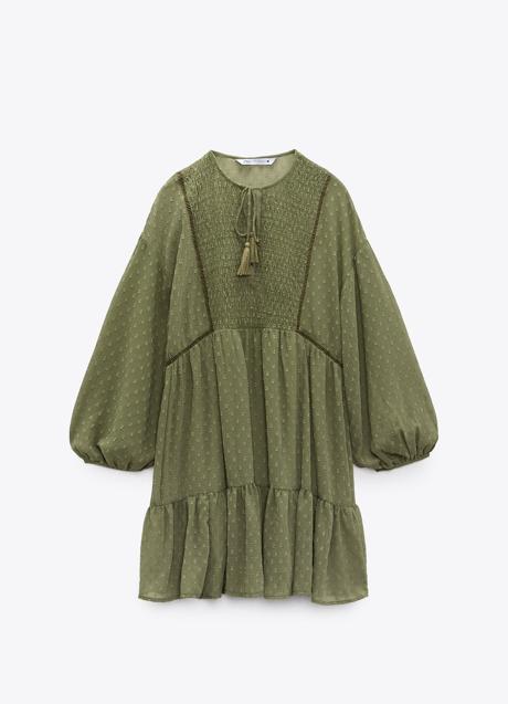 Imagen - Vestido corto con plumeti en verde de Zara. Foto: Zara.