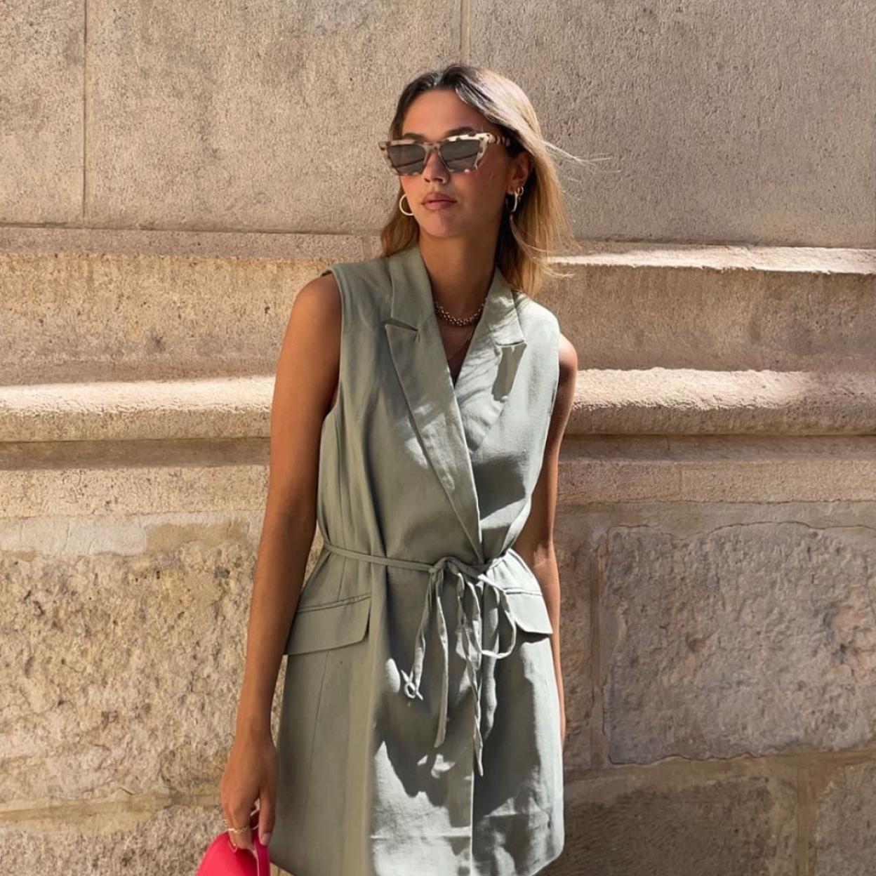 Una mujer con vestido corto.