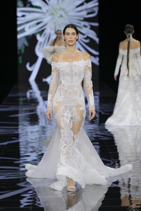 Sin duda alguna, lo más poderoso que evoca la colección es el poder sensual de la mujer con un vestido nupcial con ciertas transparencias. 