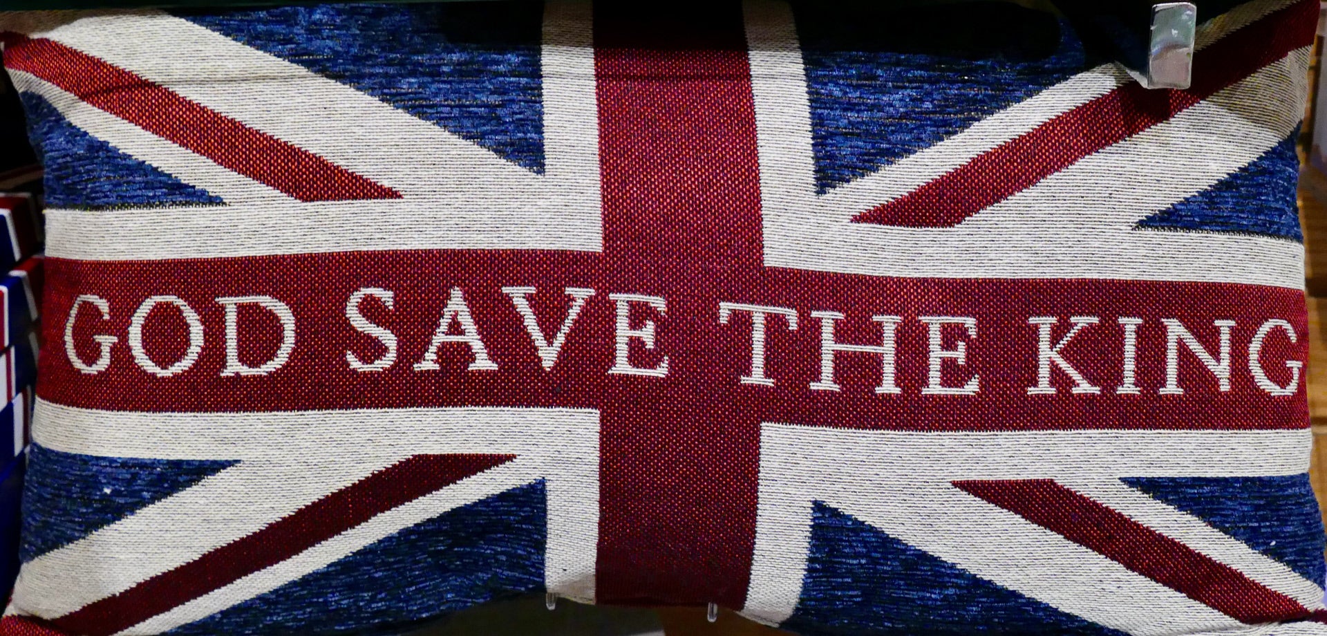 Quién no querría un cojín de lentejuelas con la bandera de la Union Jack y la leyenda 'God save the king' (Dios salve al rey).