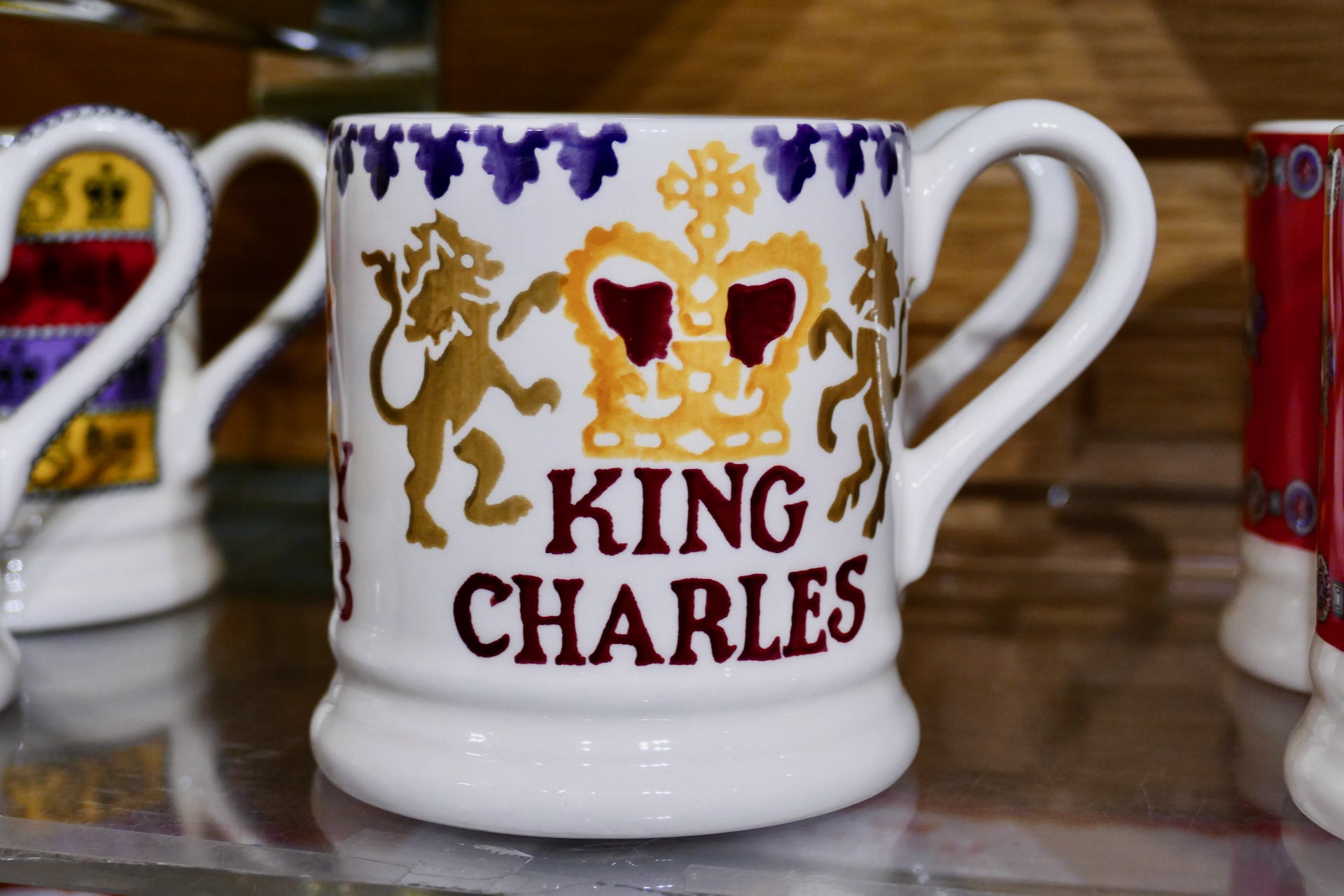 Tazas y jarras de cerveza con la leyenda rey Carlos para brindar por la coronación del nuevo monarca.