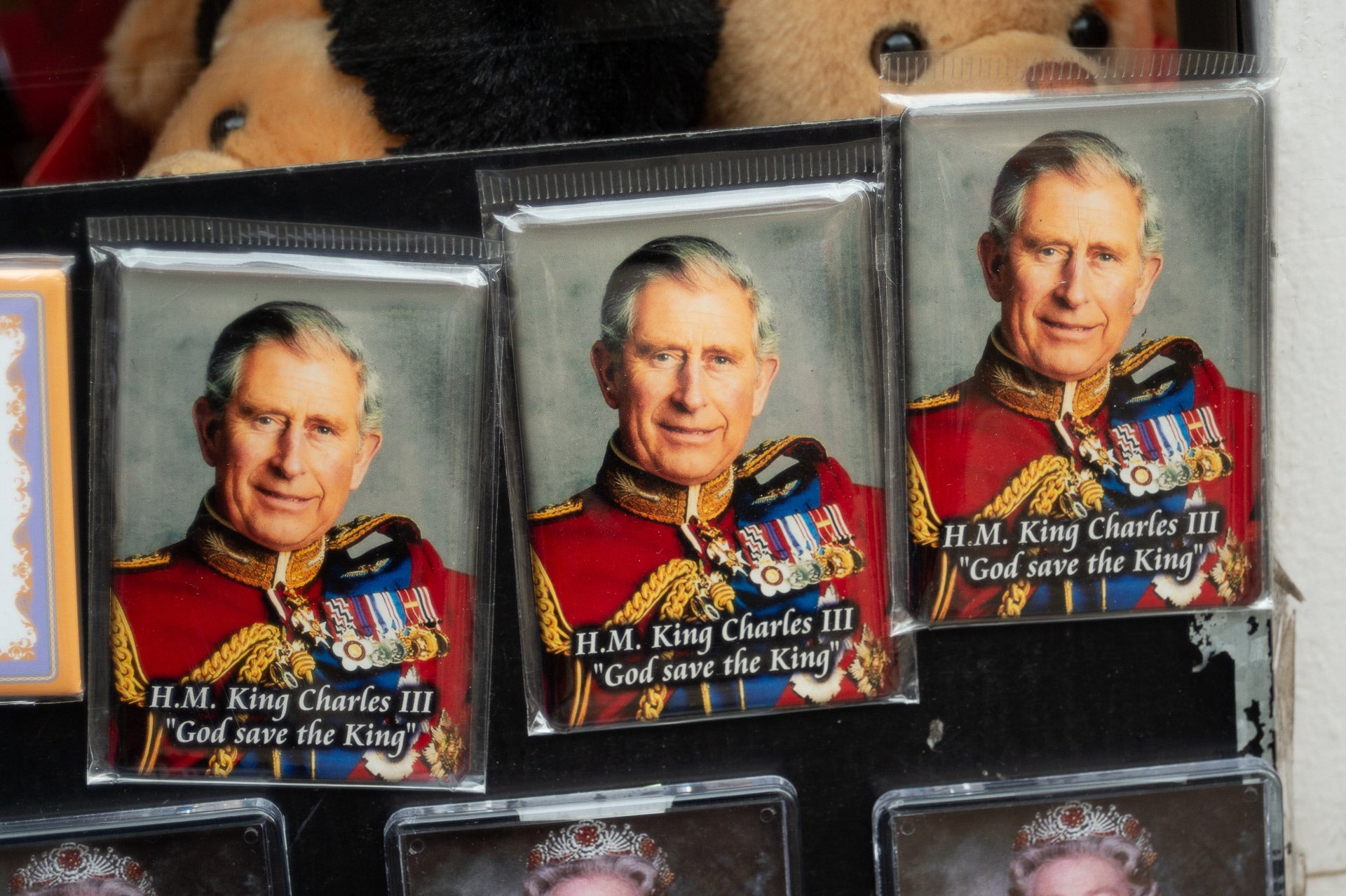 Un clásico de los souvenirs como los imanes para la nevera no podían faltar en el catálogo de piezas en honor al nuevo rey Carlos III.