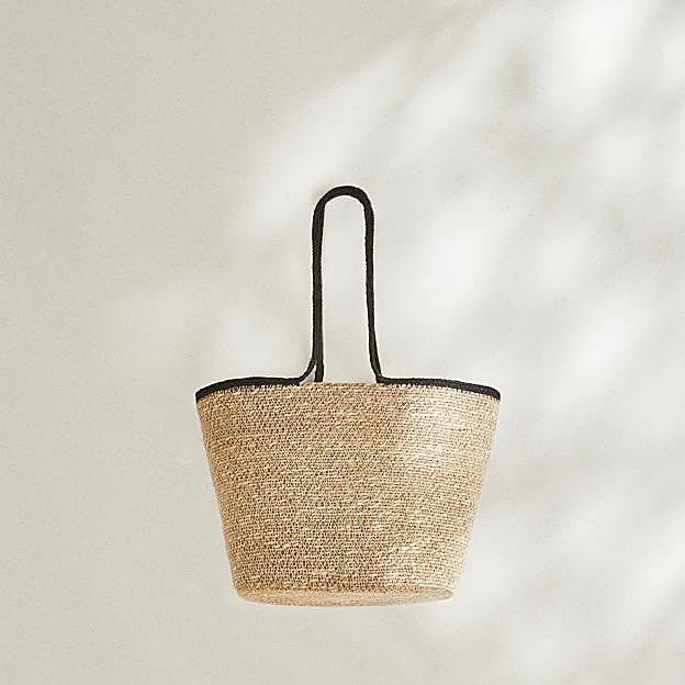 Bolso cesta en negro y beige de Zara Home.