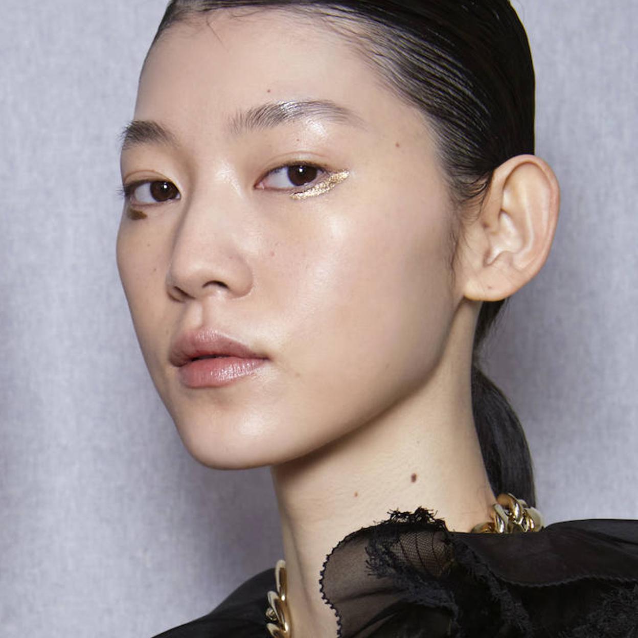 Modelo asiática con piel radiante y firme