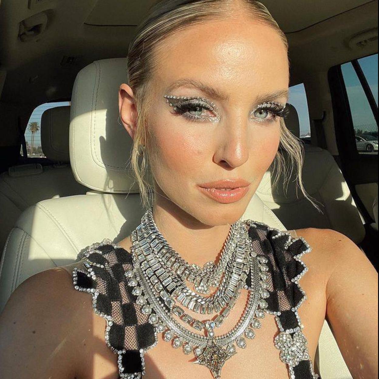 Leonie Hanne con maquillaje para festival