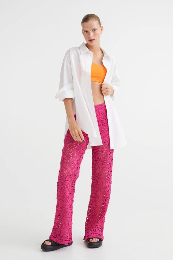 Pantalón de crochet con tiro medio, cintura elástica y perneras rectas, tono fucsia, de H&M. Consíguelo a 49,99 euros.