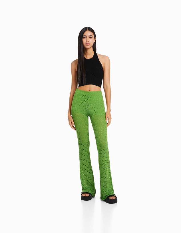 Pantalón de crochet con tiro alto, cintura elástica y perneras acampanadas, en verde, de Bershka. Puedes encontrarlo a 25,99 euros.