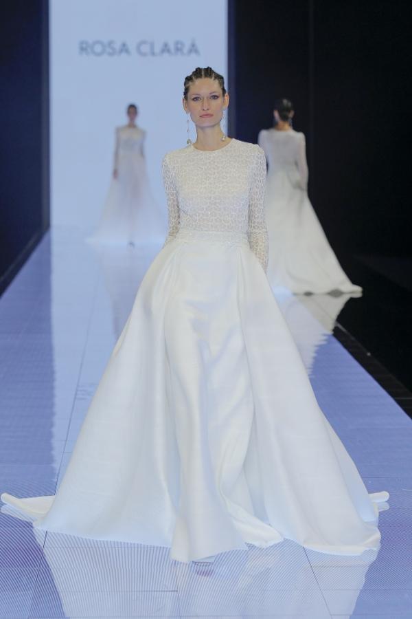 Rosa Clará presenta para 2024 una colección de novias con frescura y atrevimiento juvenil, pero con una factura técnica impecable de alta costura que no defrauda ese haber con el que cuenta en sus más de 25 años de trayectoria y clientas como Carolina de Mónaco, Eva Longoria o Paulina rubio. 