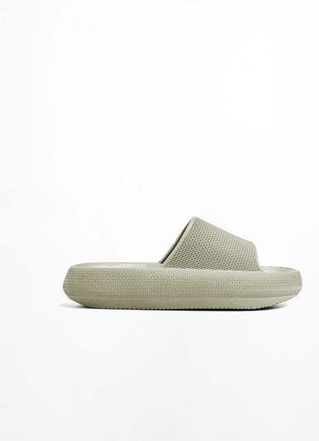 Imagen - Sandalias de goma de Oysho, 17,99€.