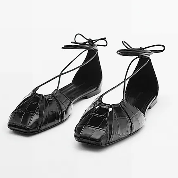 Los zapatos negros con aberturas de Massimo Dutti.