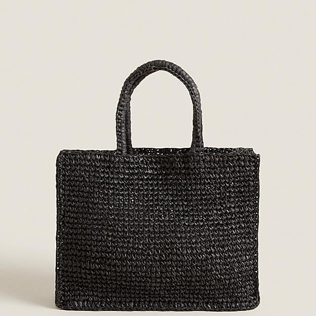 Bolso negro de rafia de Zara home.
