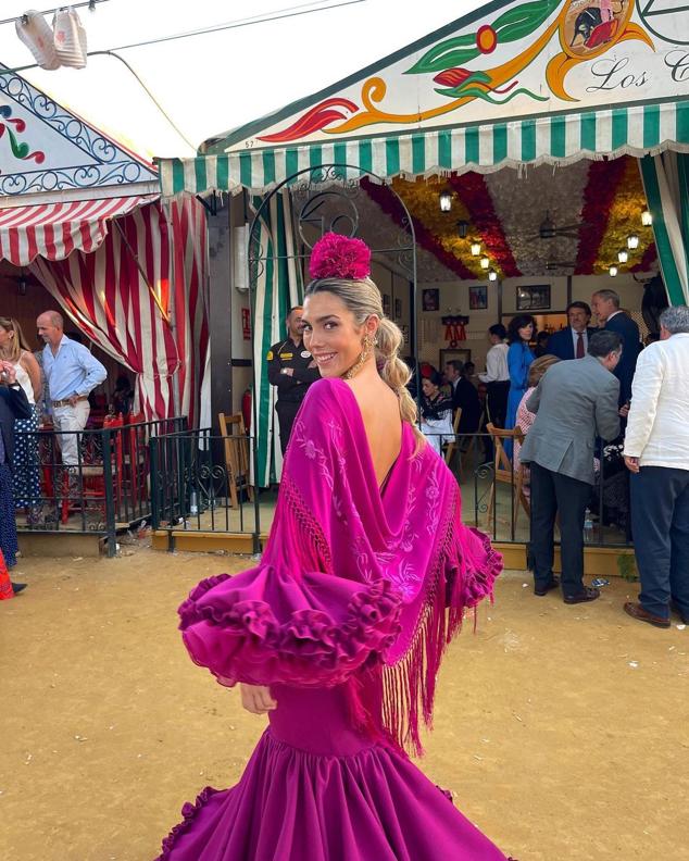 La influencer e hija de Paz Padilla optó por el rosa con este vestido de Alejandro Santizo.