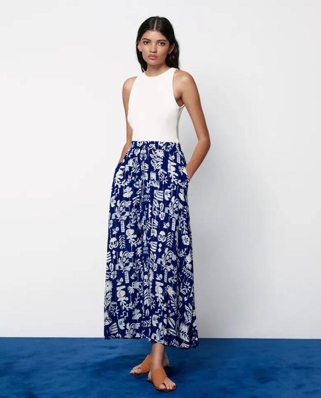 Falda larga fluida con tiro alto, cintura ajustable por cordones, bolsillos y estampado lúrex azul, de Tintoretto. Cuesta 59,99 euros en El Corte Inglés.