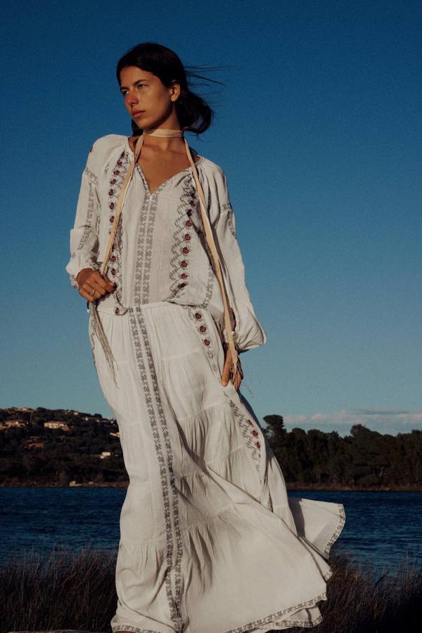 Falda larga en algodón ligero con paneles, detalles bordados, tiro medio y cintura elástica, tono crudo, de Zara. Puedes comprarla por 49,95 euros.