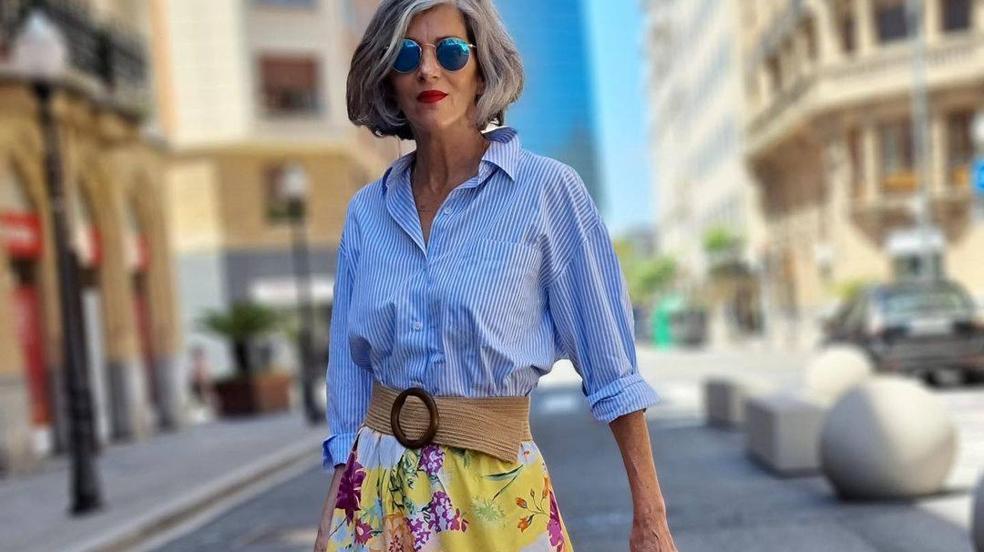 La influencer lleva una falda larga