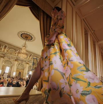Imagen secundaria 1 - Diseños de la colección primavera/verano, presentada en el hotel Plaza de Nueva York.