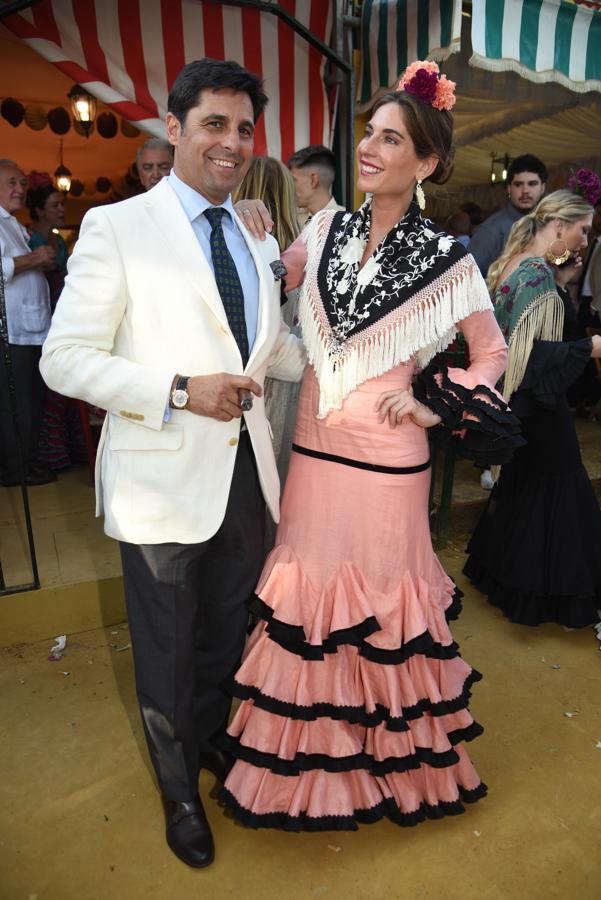 Lourdes Montes fue a al Feria de Abril junto a Fran Rivera y posó con este vestido rosa y negro de Miabril.