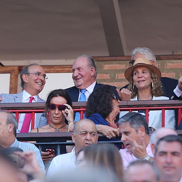 El rey Juan Carlos y la infanta Elena junto al odontólogo Eduardo Anitua.