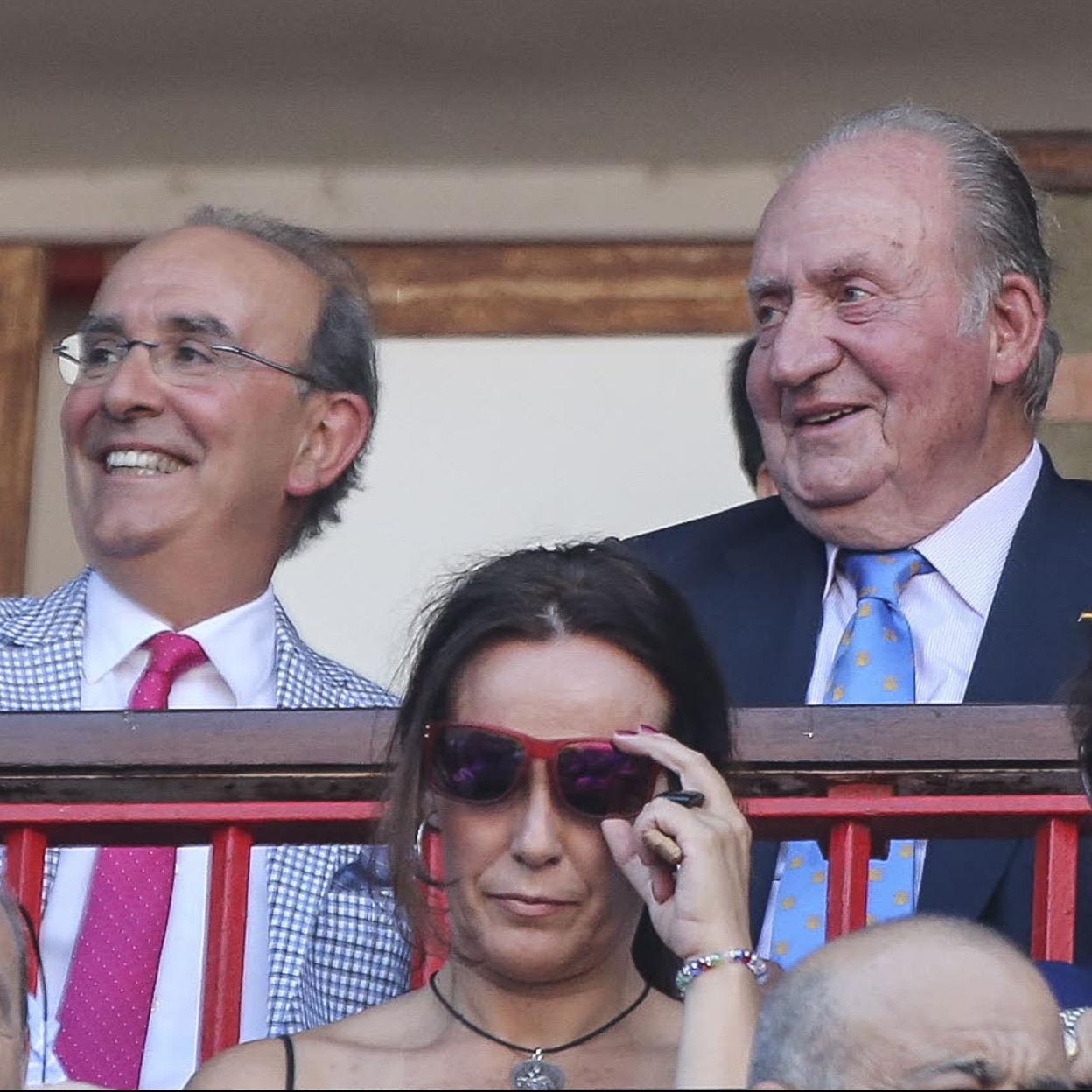 El odontólogo e investigador Eduardo Anitua junto a don Juan Carlos y la infanta Elena.