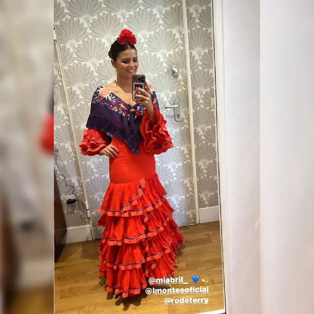 Tana Rivera se visitó de Miabril, la firma de Lourdes Montes, con este vestido rojo tan favorecedor.