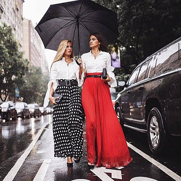 Cinco faldas de lunares elegantes que no pararás de ponerte esta temporada