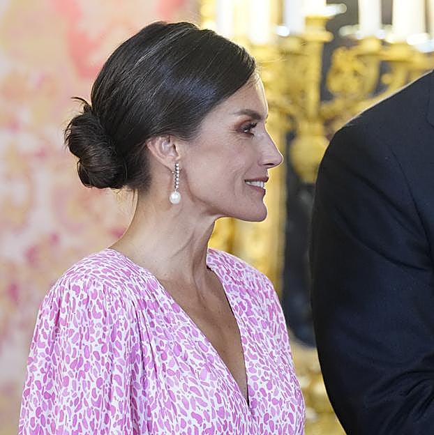 La reina Letizia con un recogido con moño bajo.