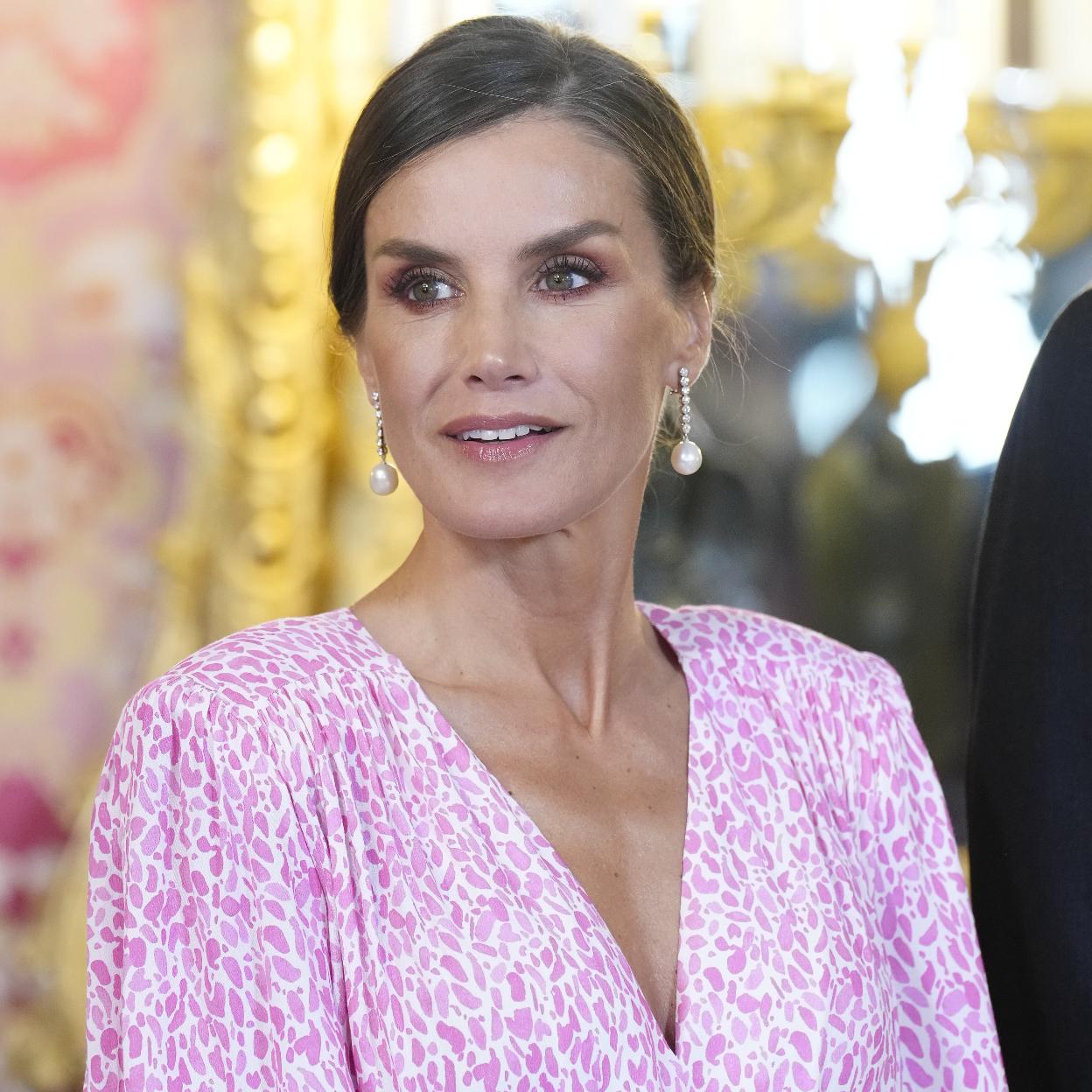 La reina Letizia con un vestido rosa.