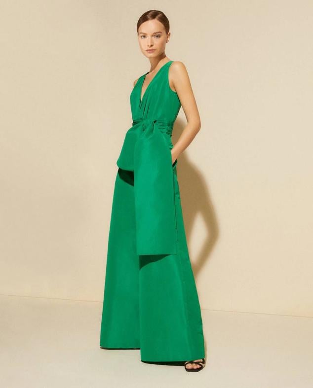 Mono largo con escote cruzado de pico, tirantes anchos, perneras palazzo y maxi lazo, en verde, de Woman El Corte Inglés. Cómpralo a 190 euros.