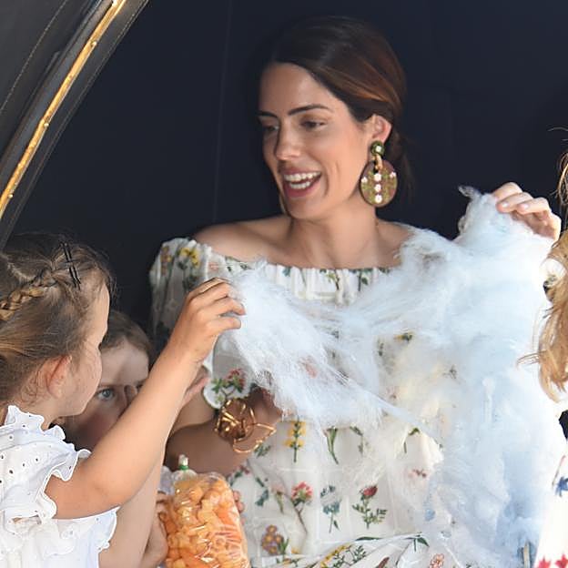 Las alpargatas cómodas y ponibles que ha usado Sofía Palazuelo para ir a la Feria de Abril con un vestido made in Spain