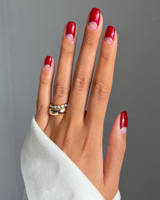Es una idea que se lleva mucho. Tienes que dejar la parte más cercana a las cutículas al natural, en forma de semicírculo y pintar el resto de la uña de rojo. También puedes delinear la separación con un esmalte en otro color o acabado.