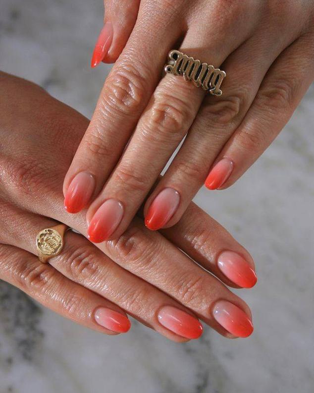 Para ir a la última, decántate por la manicura degradada viral. Trata de ir haciendo una transición de color de más intenso en las puntas a más claro y directamente natural, cerca de las cutículas.