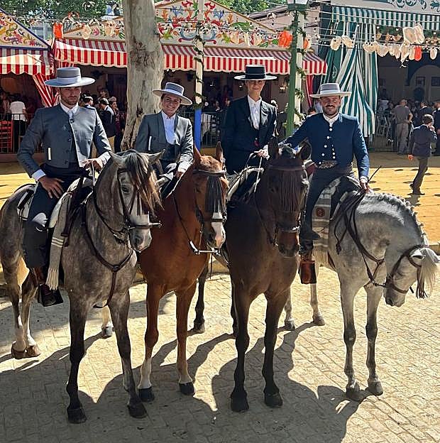 Victoria Federica, a caballo, con amigos en la Feria de Abril.