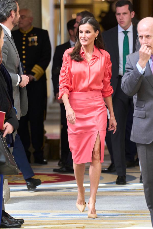 Uno de los últimos looks rosas de la reina Letizia ha sido este que llevó en los Premios Nacionales del Deporte. Este estilismo tenía como protagonista una falda midi de efecto piel y una camisa con fruncidos que estaba firmado por Hugo Boss.