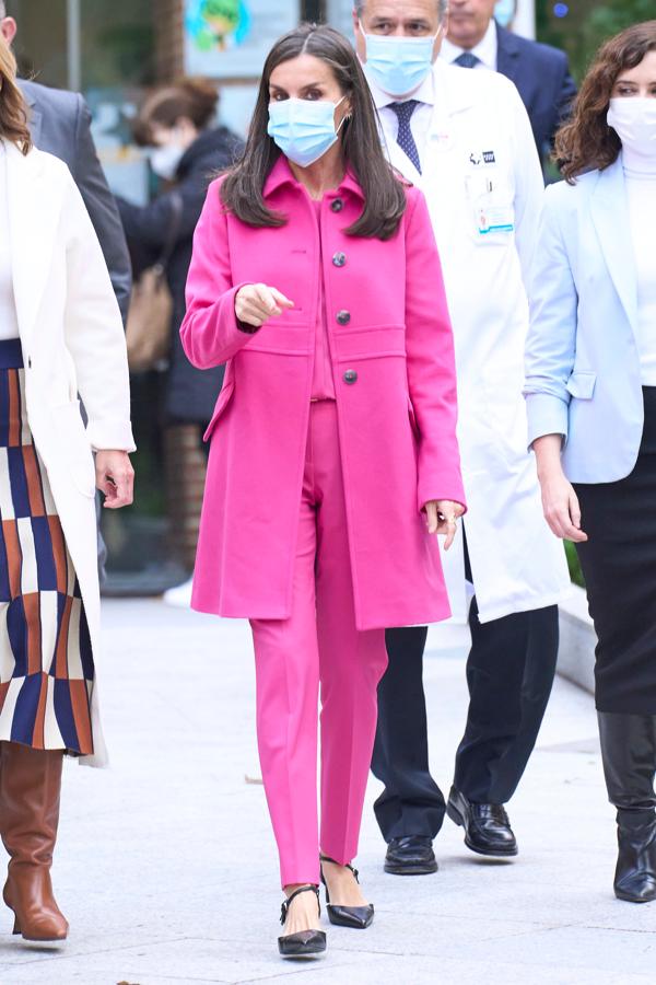 Y aunque el rosa parece un tono muy primaveral, lo cierto es que la reina Letizia ha demostrado en varias ocasiones que también es apto para el invierno. ¿La prueba? Este abrigo que llevó y que combinó con zapatos de Massimo Dutti.